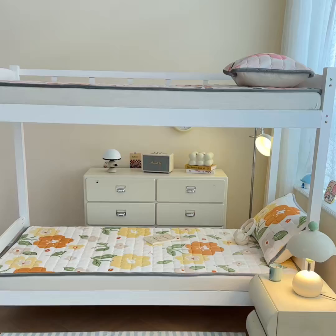 91家纺网 家纺一手货源 找家纺 雅萱家纺 2025新款牛奶绒夹棉印花床垫学生图 绒床垫-花暖香风黄色