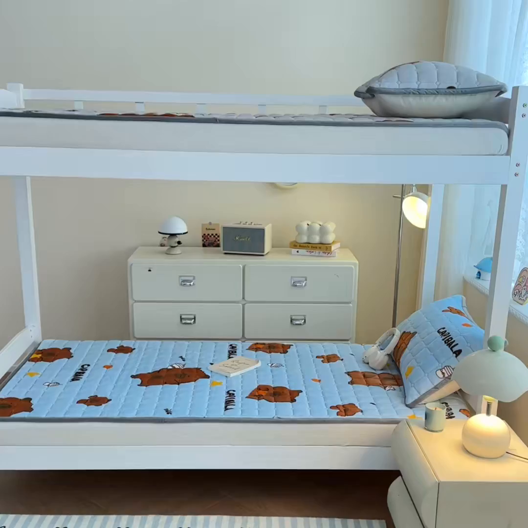 91家纺网 家纺一手货源 找家纺 雅萱家纺 2025新款牛奶绒夹棉印花床垫学生图 绒床垫-奶茶屯屯蓝色