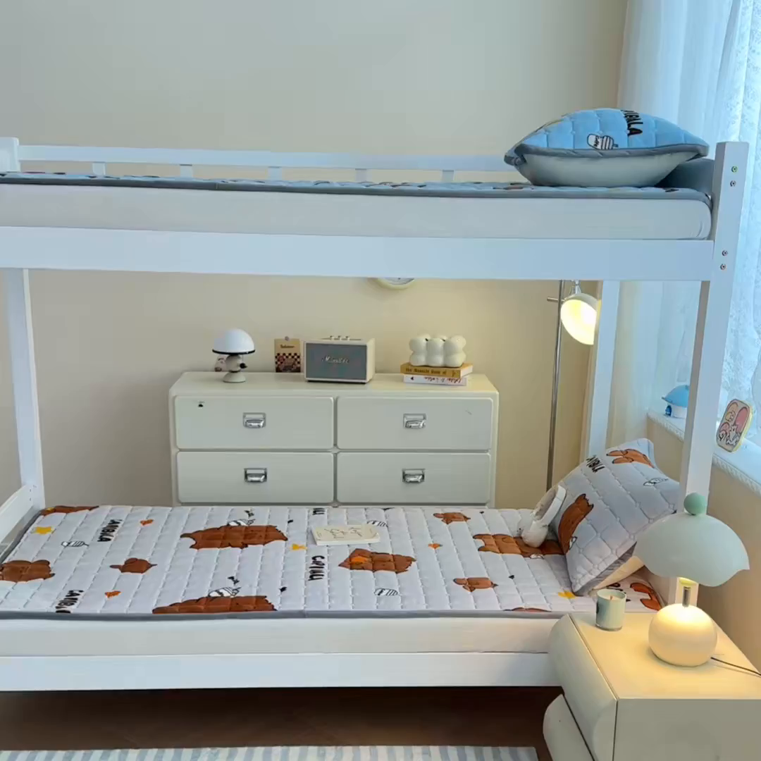 91家纺网 家纺一手货源 找家纺 雅萱家纺 2025新款牛奶绒夹棉印花床垫学生图 绒床垫-奶茶屯屯灰