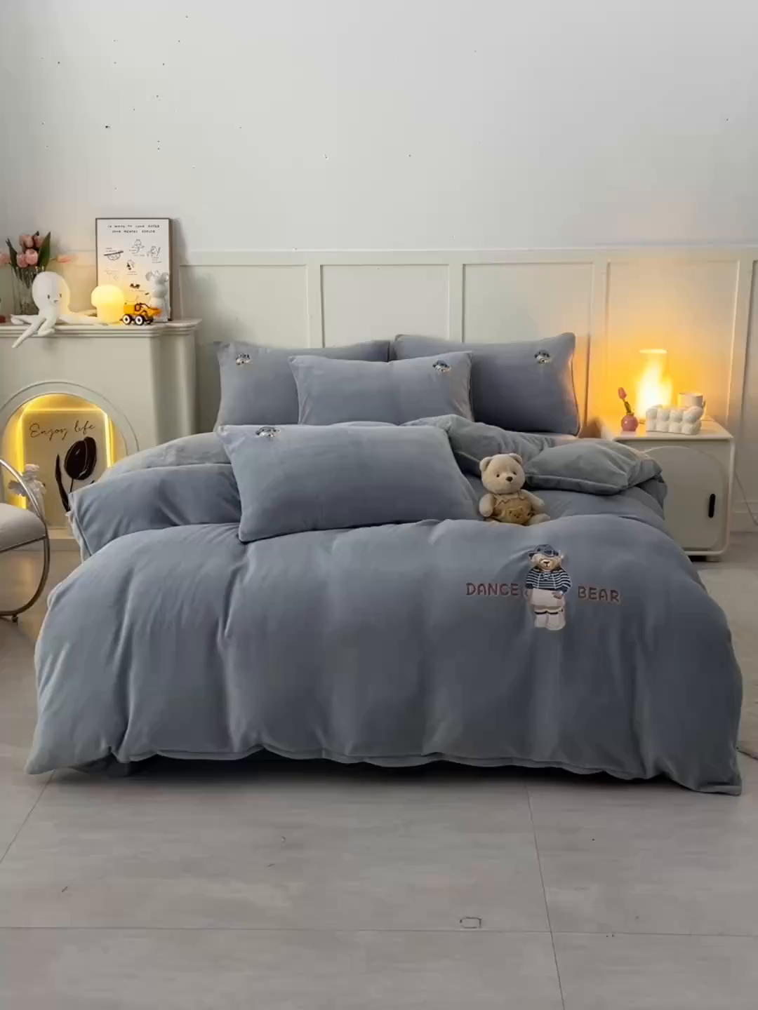 91家纺网 家纺一手货源 找家纺 牵依 2025新款高克重绣花牛奶绒四件套 可可熊-浅灰