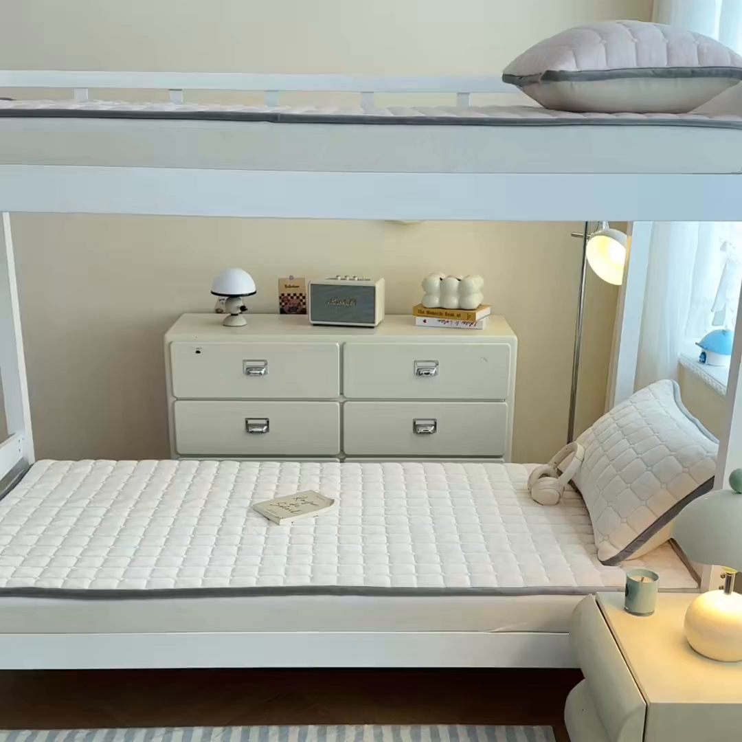 91家纺网 家纺一手货源 找家纺 雅萱家纺 2025新款牛奶绒夹棉印花床垫学生图 绒床垫-米白