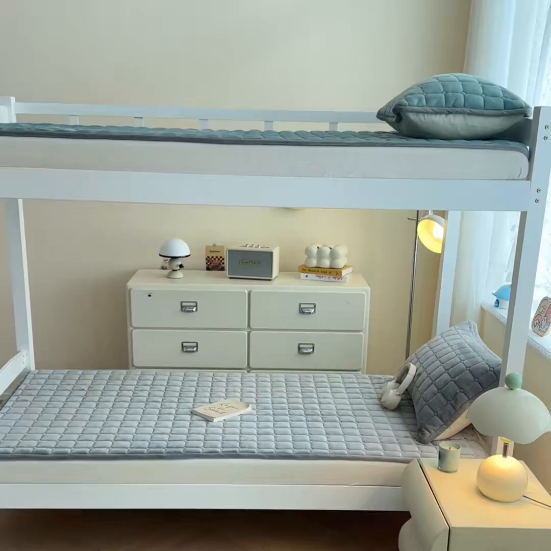 91家纺网 家纺一手货源 找家纺 雅萱家纺 2025新款牛奶绒夹棉印花床垫学生图 绒床垫-灰色