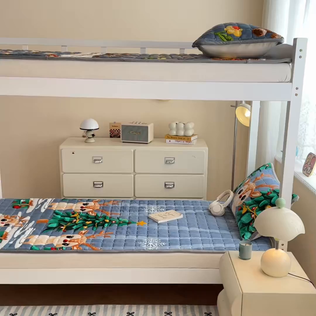 91家纺网 家纺一手货源 找家纺 雅萱家纺 2025新款牛奶绒夹棉印花床垫学生图 绒床垫-圣诞小鹿蓝色