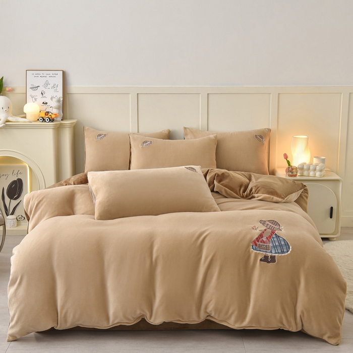 91家纺网 家纺一手货源 找家纺 牵依 2025新款高克重绣花牛奶绒四件套 苏姑娘-奶咖