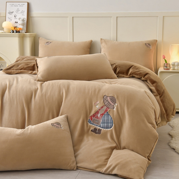 91家纺网 家纺一手货源 找家纺 牵依 2025新款高克重绣花牛奶绒四件套 苏姑娘-奶咖