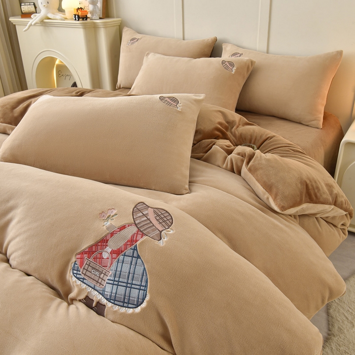 91家纺网 家纺一手货源 找家纺 牵依 2025新款高克重绣花牛奶绒四件套 苏姑娘-奶咖