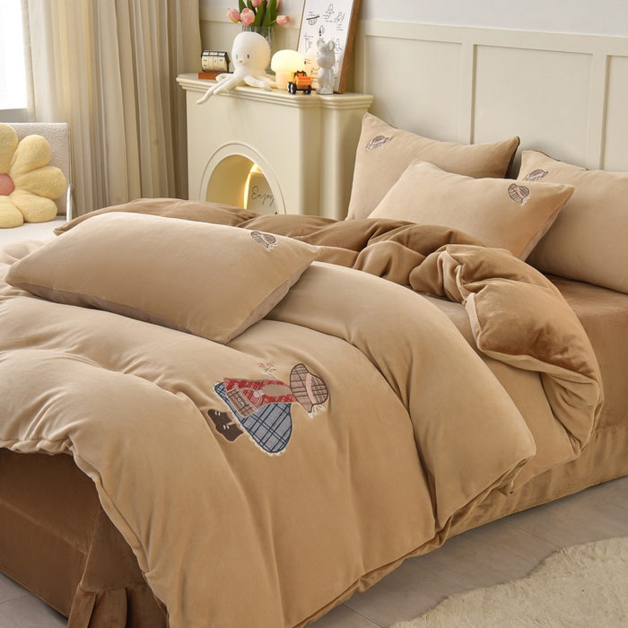 91家纺网 家纺一手货源 找家纺 牵依 2025新款高克重绣花牛奶绒四件套 苏姑娘-奶咖