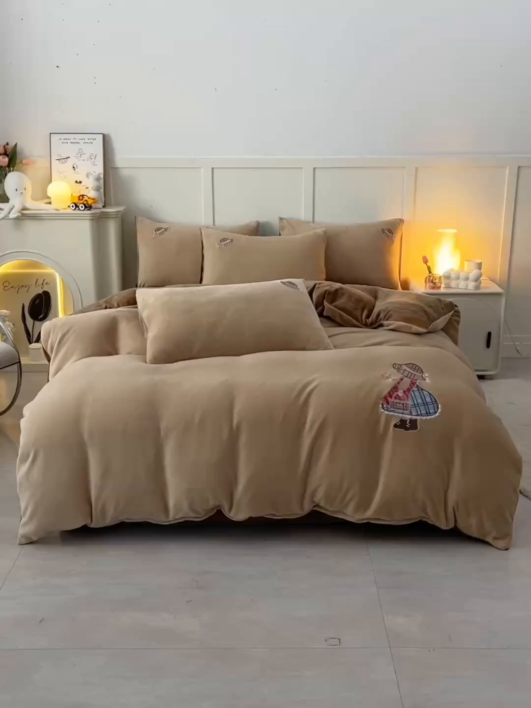 91家纺网 家纺一手货源 找家纺 牵依 2025新款高克重绣花牛奶绒四件套 苏姑娘-奶咖