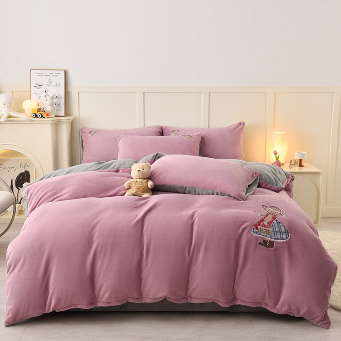 91家纺网 家纺一手货源 找家纺 牵依 2025新款高克重绣花牛奶绒四件套 苏姑娘-浅紫