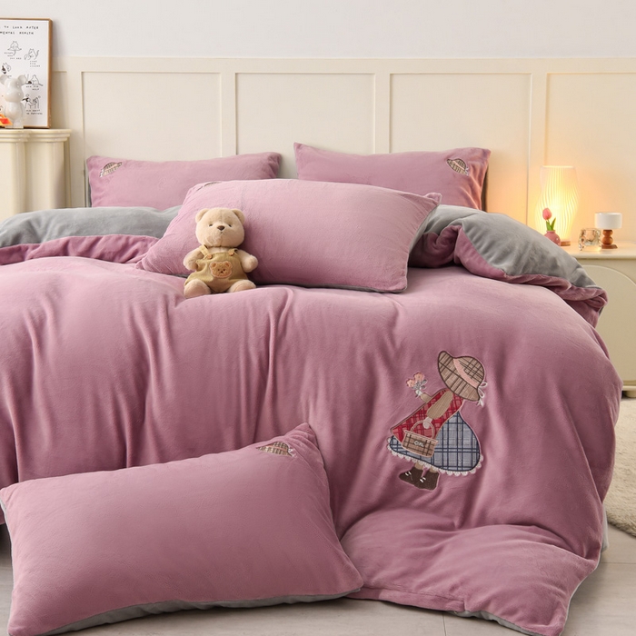 91家纺网 家纺一手货源 找家纺 牵依 2025新款高克重绣花牛奶绒四件套 苏姑娘-浅紫