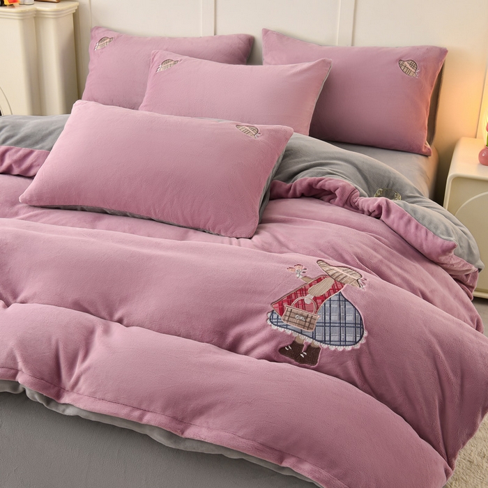 91家纺网 家纺一手货源 找家纺 牵依 2025新款高克重绣花牛奶绒四件套 苏姑娘-浅紫