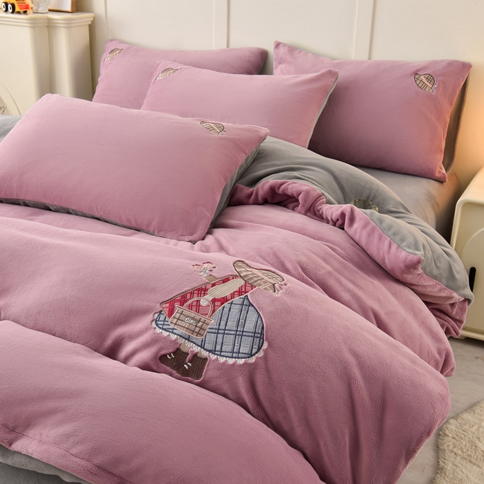 91家纺网 家纺一手货源 找家纺 牵依 2025新款高克重绣花牛奶绒四件套 苏姑娘-浅紫