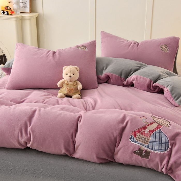 91家纺网 家纺一手货源 找家纺 牵依 2025新款高克重绣花牛奶绒四件套 苏姑娘-浅紫