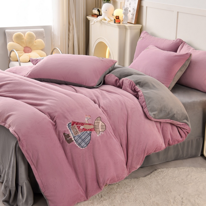 91家纺网 家纺一手货源 找家纺 牵依 2025新款高克重绣花牛奶绒四件套 苏姑娘-浅紫