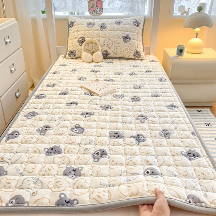 91家纺网 家纺一手货源 找家纺 雅萱家纺 2025新款牛奶绒夹棉印花床垫学生图 绒床垫-可爱熊