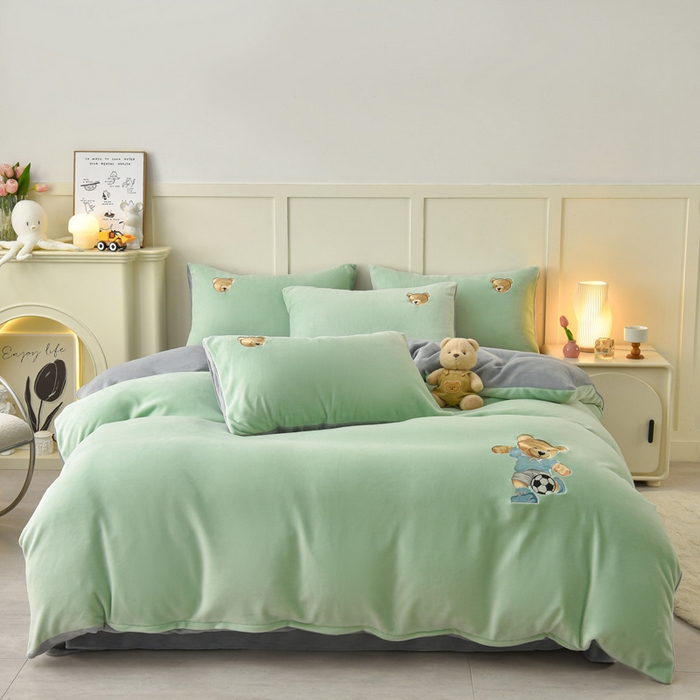 91家纺网 家纺一手货源 找家纺 牵依 2025新款高克重绣花牛奶绒四件套 足球小熊-果绿