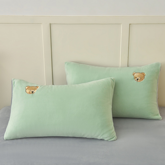 91家纺网 家纺一手货源 找家纺 牵依 2025新款高克重绣花牛奶绒四件套 足球小熊-果绿