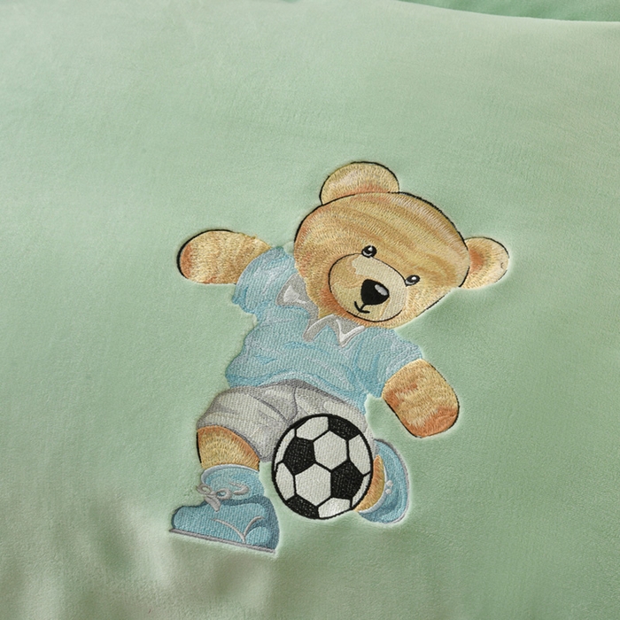 91家纺网 家纺一手货源 找家纺 牵依 2025新款高克重绣花牛奶绒四件套 足球小熊-果绿