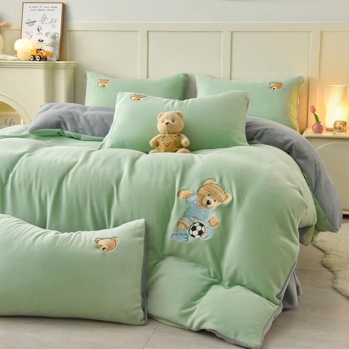 91家纺网 家纺一手货源 找家纺 牵依 2025新款高克重绣花牛奶绒四件套 足球小熊-果绿