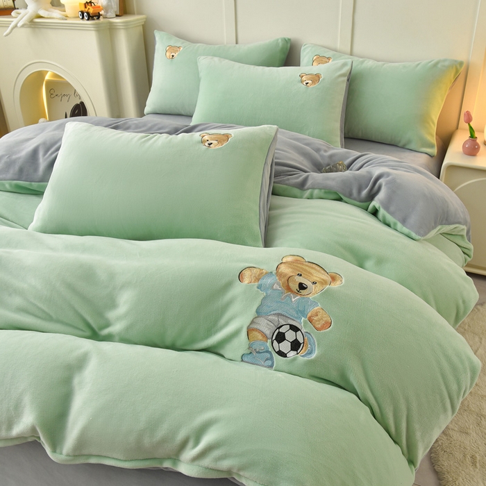 91家纺网 家纺一手货源 找家纺 牵依 2025新款高克重绣花牛奶绒四件套 足球小熊-果绿