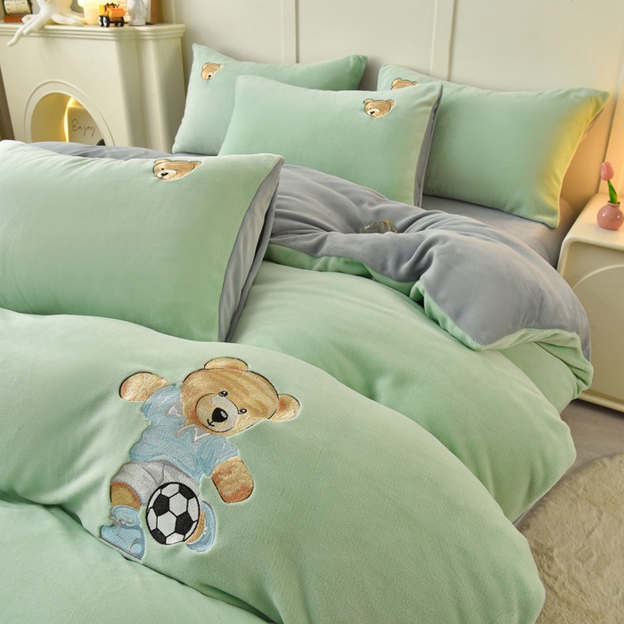 91家纺网 家纺一手货源 找家纺 牵依 2025新款高克重绣花牛奶绒四件套 足球小熊-果绿