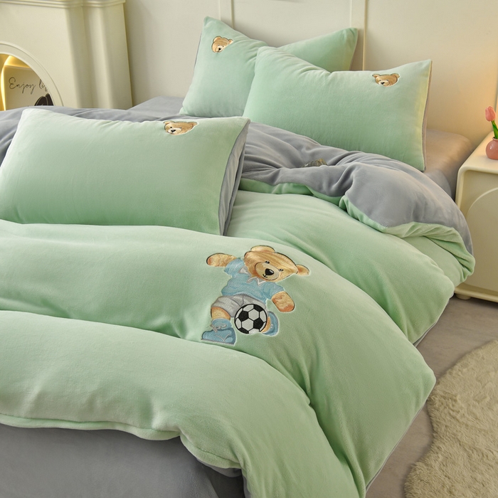 91家纺网 家纺一手货源 找家纺 牵依 2025新款高克重绣花牛奶绒四件套 足球小熊-果绿