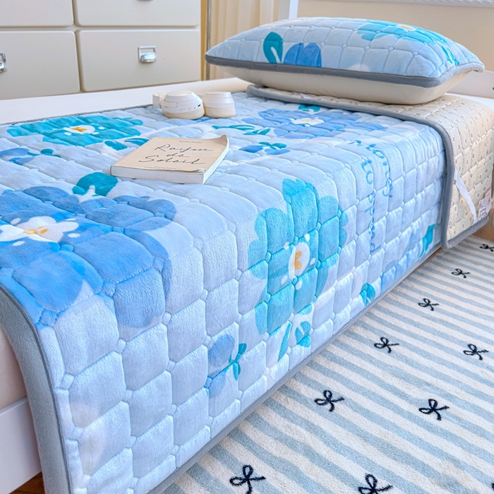 91家纺网 家纺一手货源 找家纺 雅萱家纺 2025新款牛奶绒夹棉印花床垫学生图 绒床垫-花簇甜憩蓝色