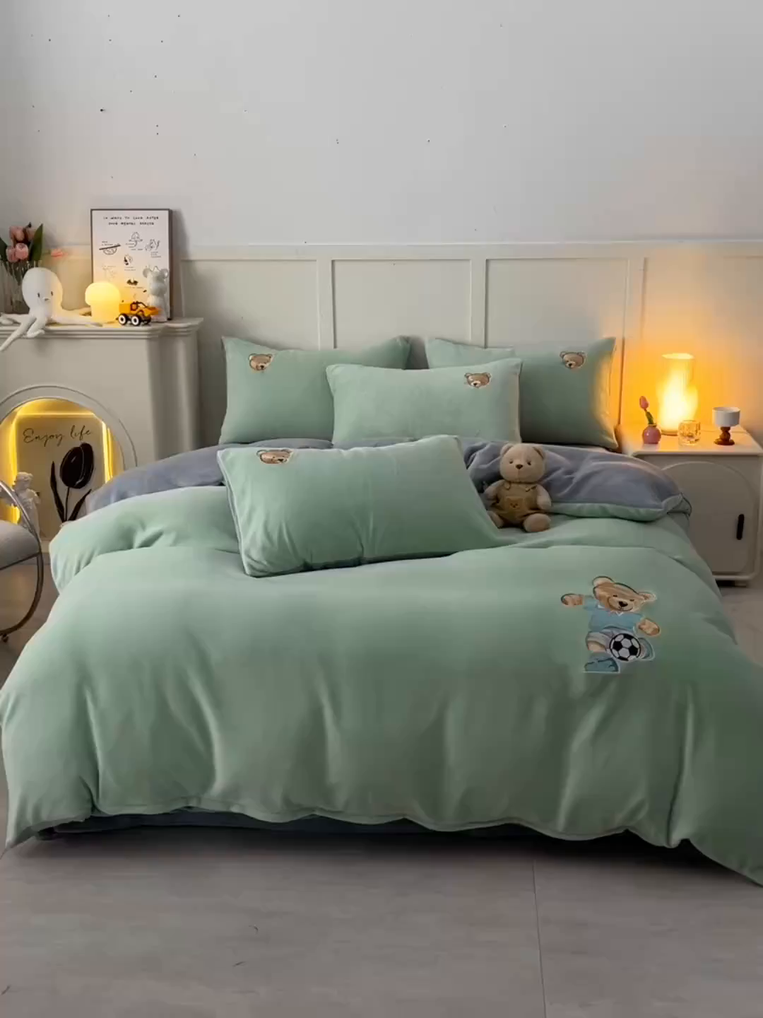 91家纺网 家纺一手货源 找家纺 牵依 2025新款高克重绣花牛奶绒四件套 足球小熊-果绿