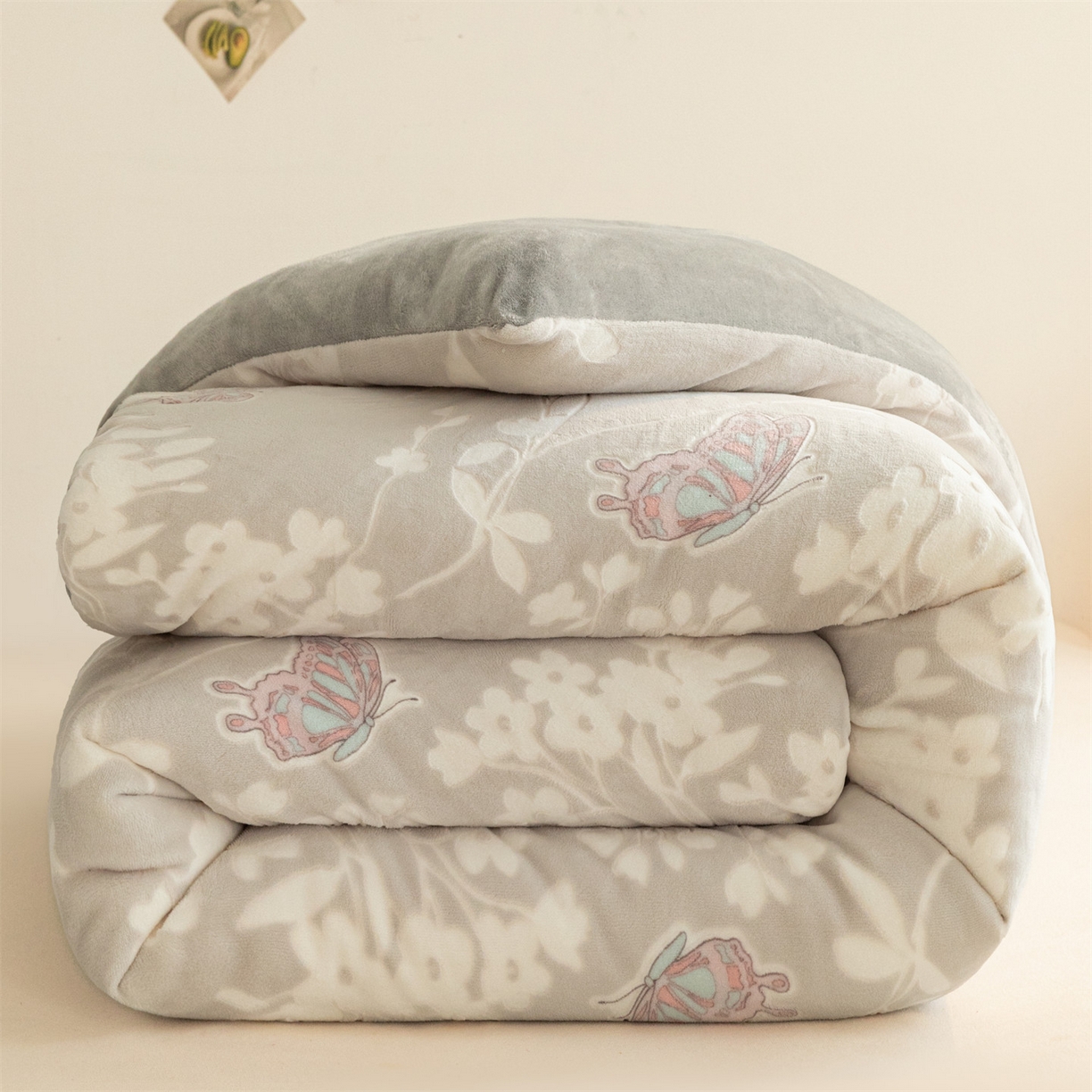 91家纺网 家纺一手货源 找家纺 换种生活 2025新款A类立体雕花绒冬被被子被芯 蝶舞花漾-浅绿