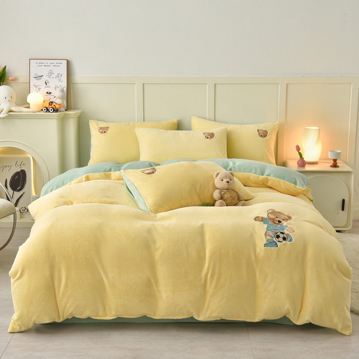 91家纺网 家纺一手货源 找家纺 牵依 2025新款高克重绣花牛奶绒四件套 足球小熊-奶油黄