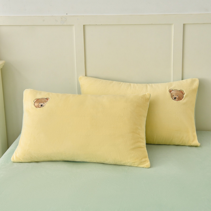 91家纺网 家纺一手货源 找家纺 牵依 2025新款高克重绣花牛奶绒四件套 足球小熊-奶油黄