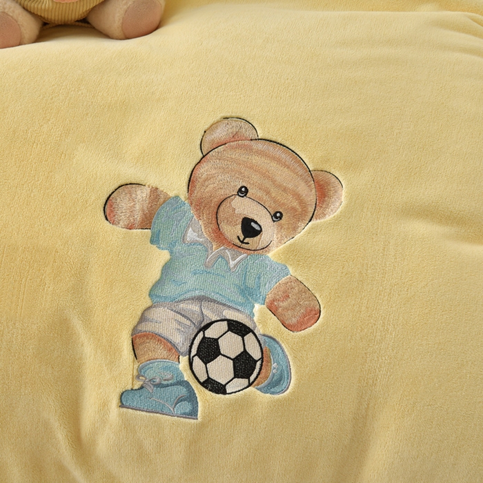 91家纺网 家纺一手货源 找家纺 牵依 2025新款高克重绣花牛奶绒四件套 足球小熊-奶油黄