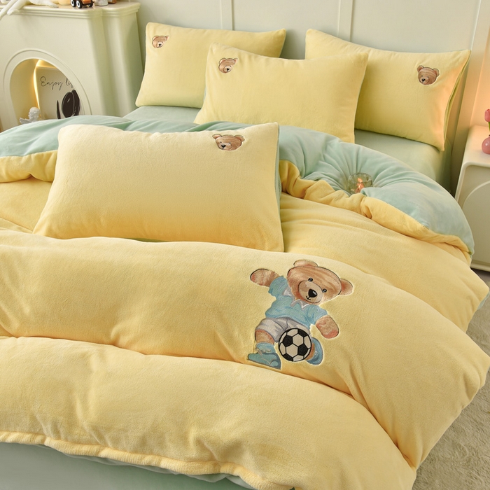 91家纺网 家纺一手货源 找家纺 牵依 2025新款高克重绣花牛奶绒四件套 足球小熊-奶油黄