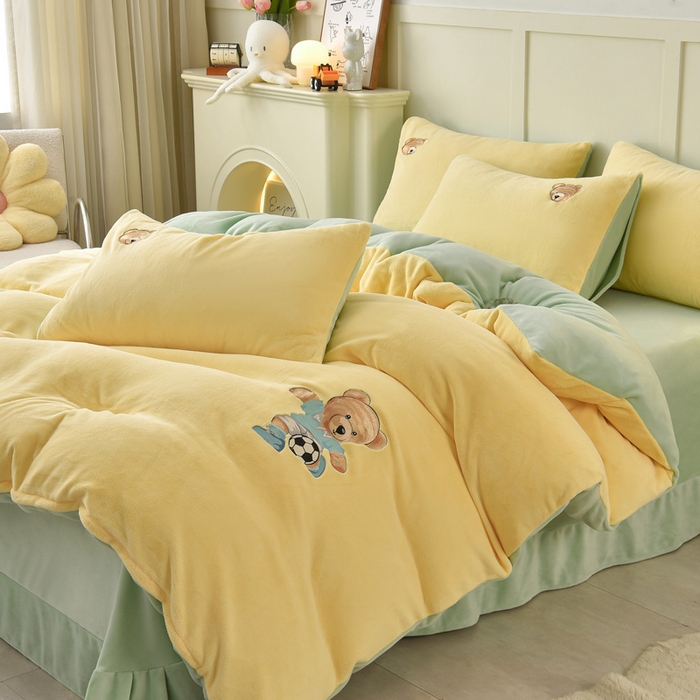 91家纺网 家纺一手货源 找家纺 牵依 2025新款高克重绣花牛奶绒四件套 足球小熊-奶油黄
