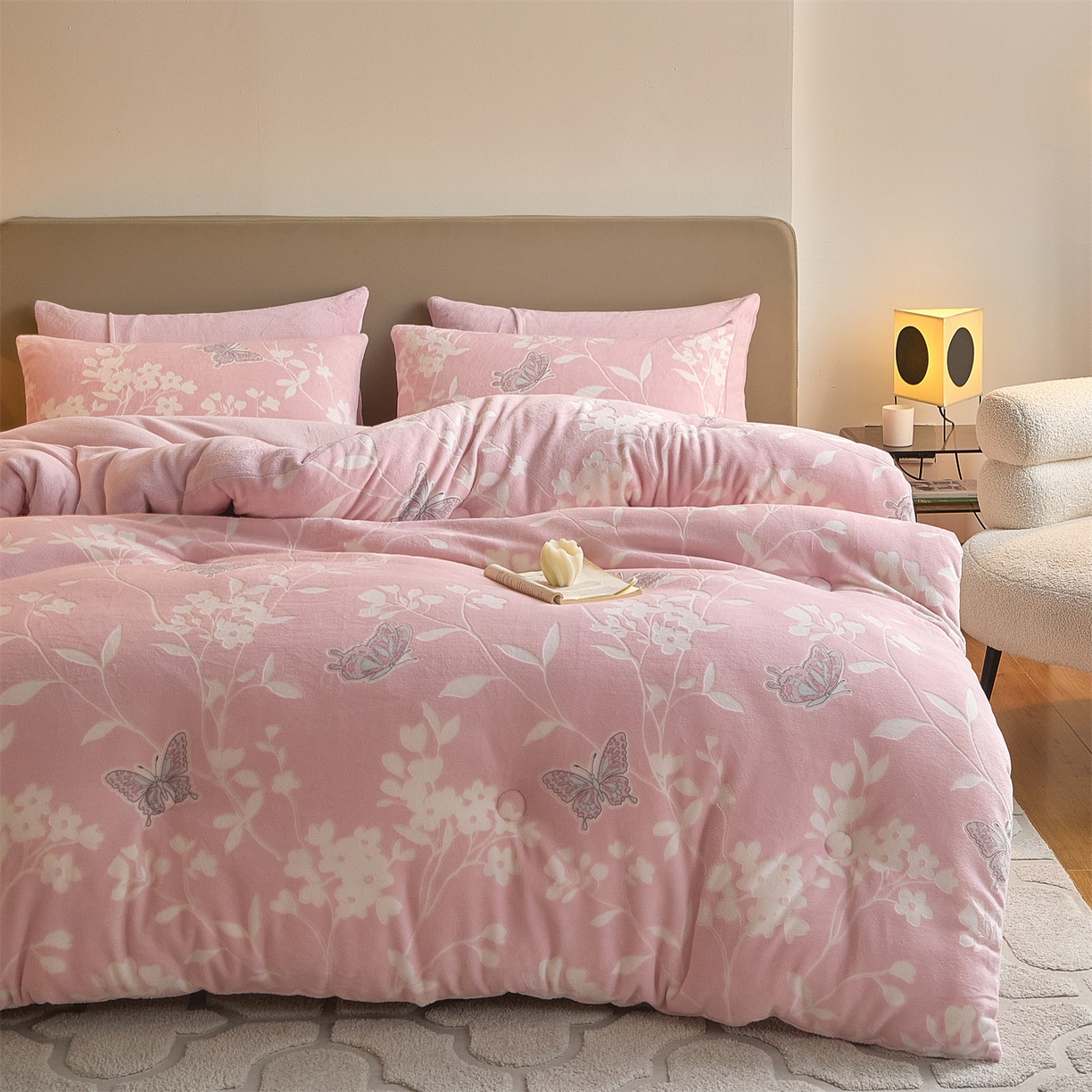 91家纺网 家纺一手货源 找家纺 换种生活 2025新款A类立体雕花绒冬被被子被芯 蝶舞花漾-浅粉色