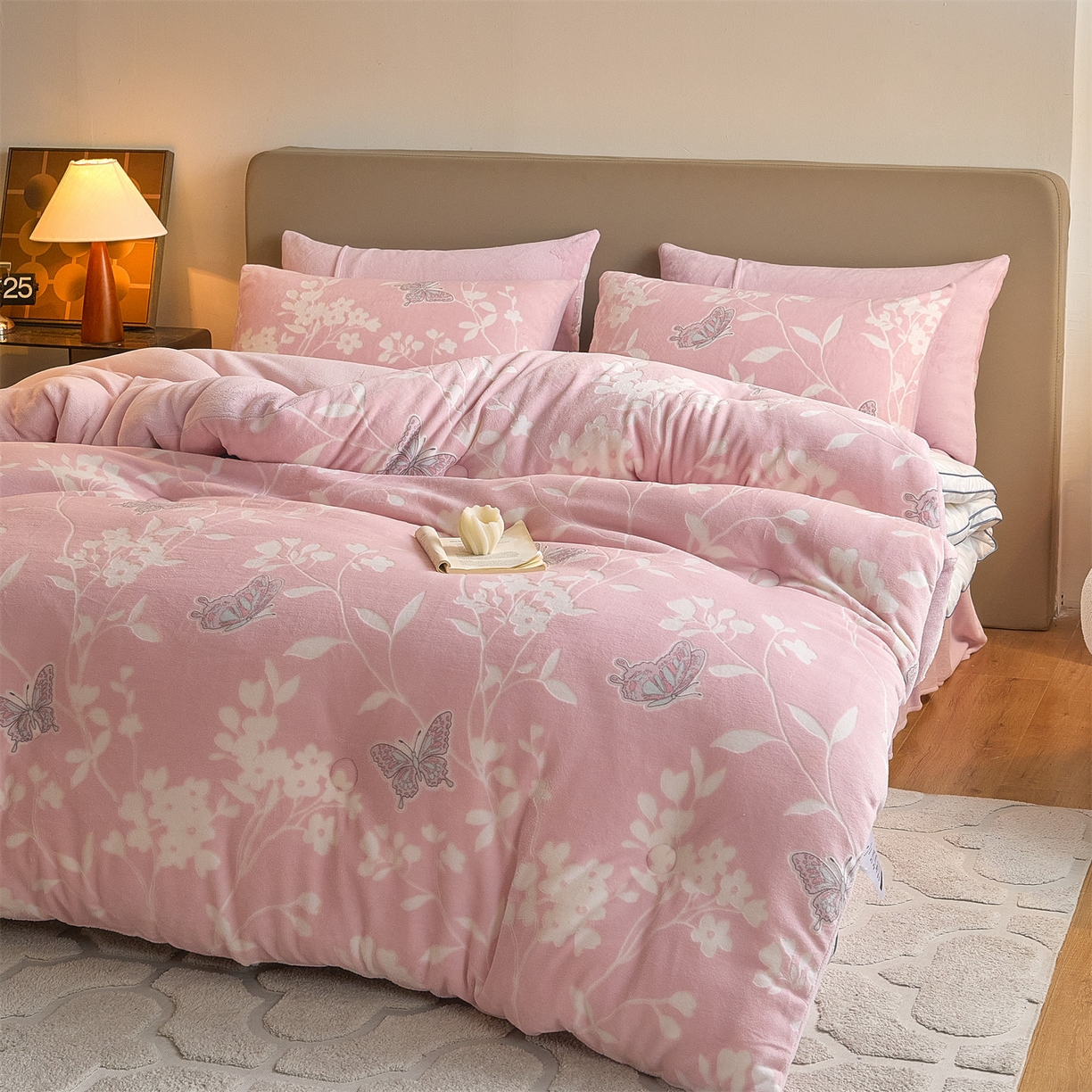 91家纺网 家纺一手货源 找家纺 换种生活 2025新款A类立体雕花绒冬被被子被芯 蝶舞花漾-浅粉色