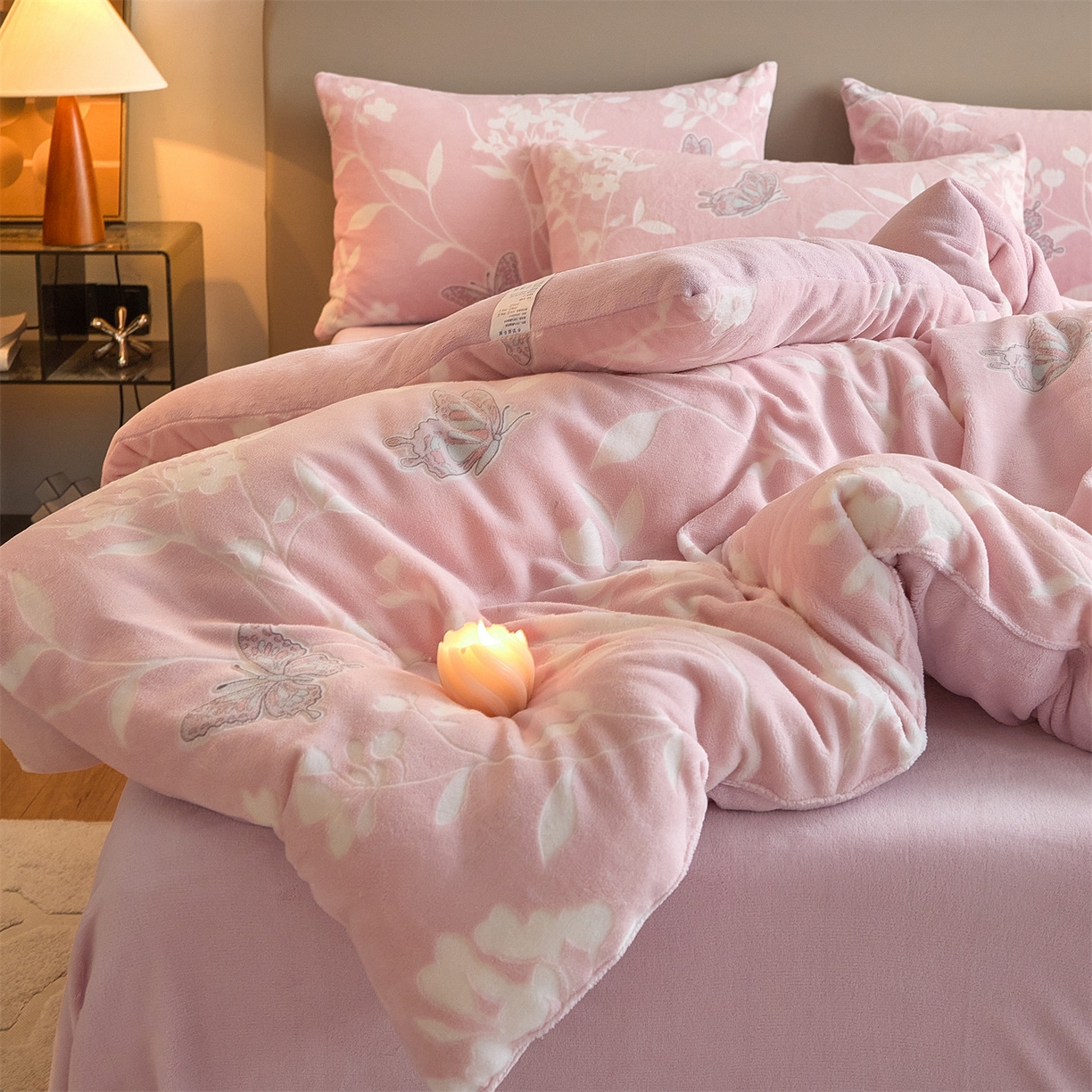 91家纺网 家纺一手货源 找家纺 换种生活 2025新款A类立体雕花绒冬被被子被芯 蝶舞花漾-浅粉色