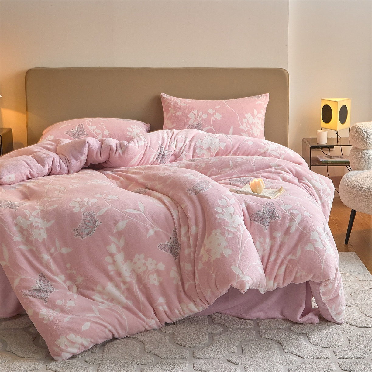 91家纺网 家纺一手货源 找家纺 换种生活 2025新款A类立体雕花绒冬被被子被芯 蝶舞花漾-浅粉色