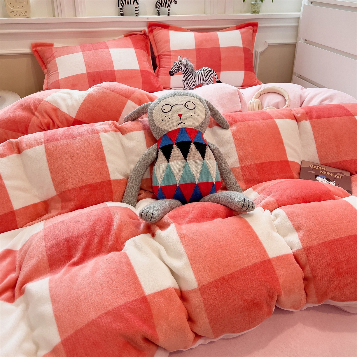 91家纺网 家纺一手货源 找家纺 （总）曲之慕 2025新款A类牛奶绒简约无印风格子四件套