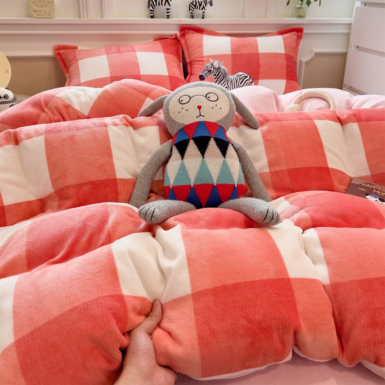 91家纺网 家纺一手货源 找家纺 （总）曲之慕 2025新款A类牛奶绒简约无印风格子四件套