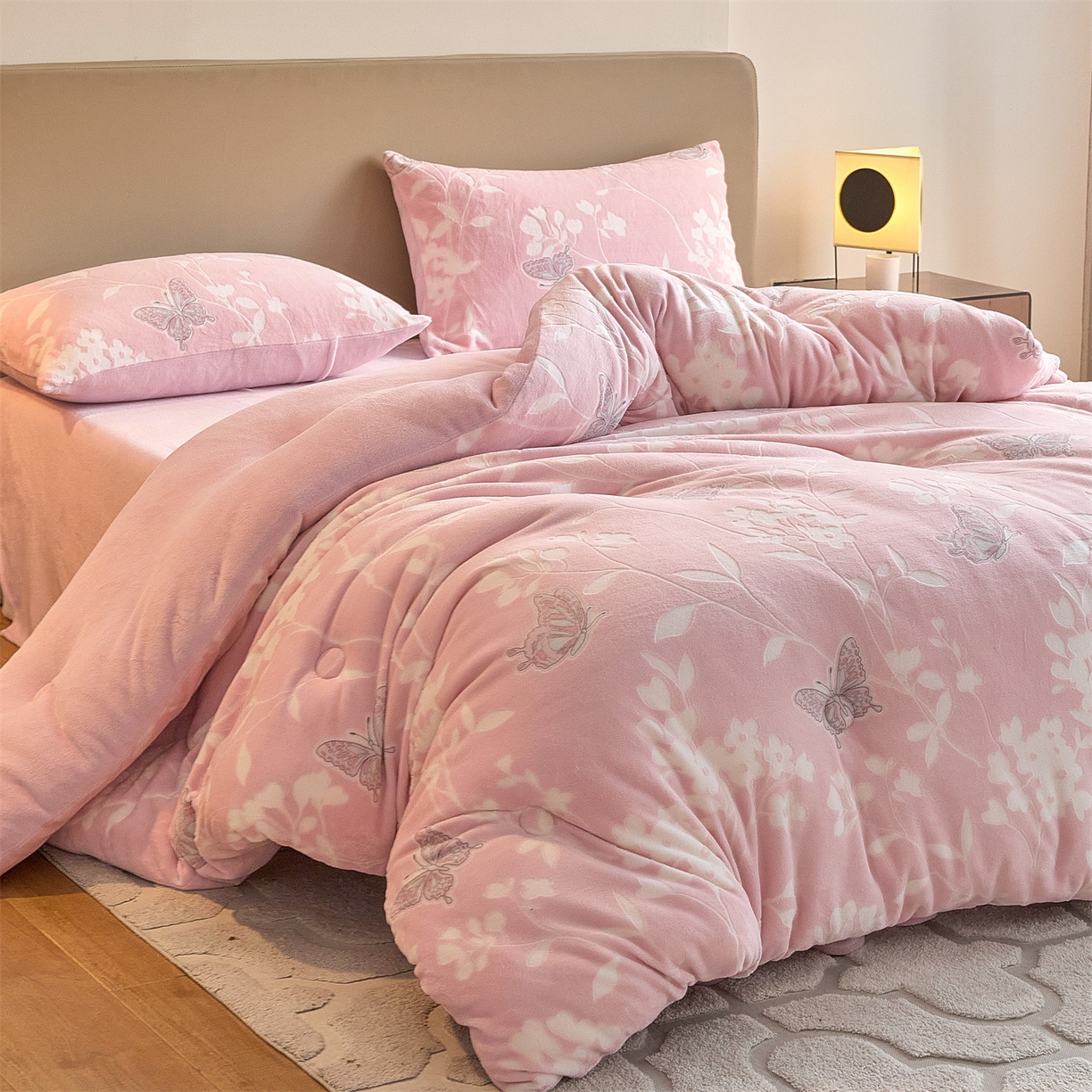 91家纺网 家纺一手货源 找家纺 换种生活 2025新款A类立体雕花绒冬被被子被芯 蝶舞花漾-浅粉色