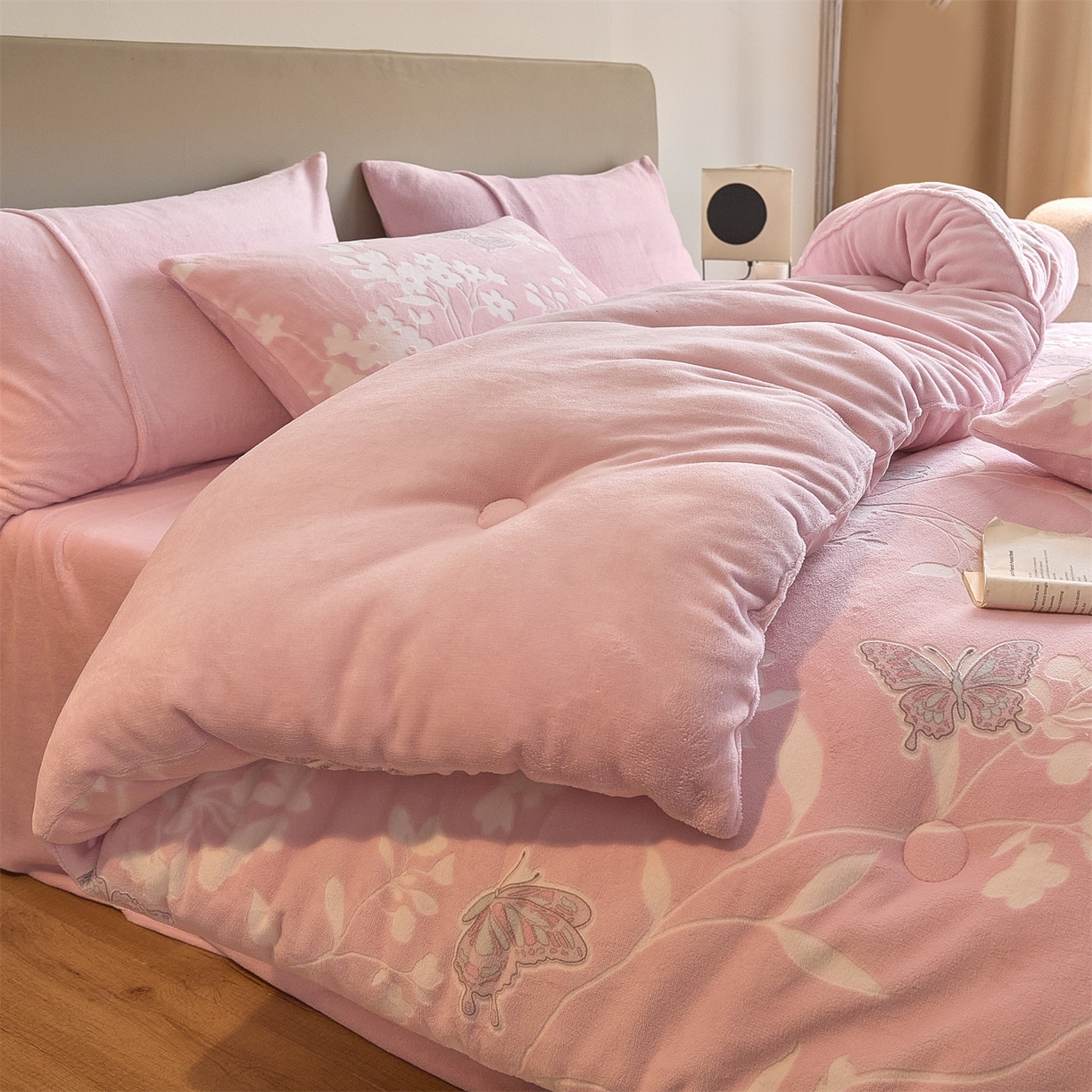 91家纺网 家纺一手货源 找家纺 换种生活 2025新款A类立体雕花绒冬被被子被芯 蝶舞花漾-浅粉色
