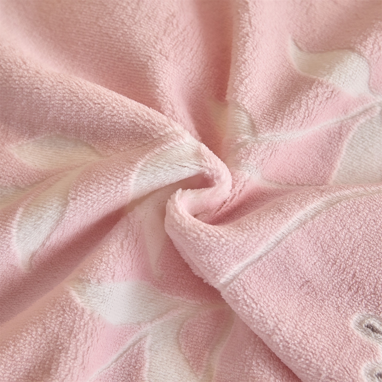 91家纺网 家纺一手货源 找家纺 换种生活 2025新款A类立体雕花绒冬被被子被芯 蝶舞花漾-浅粉色