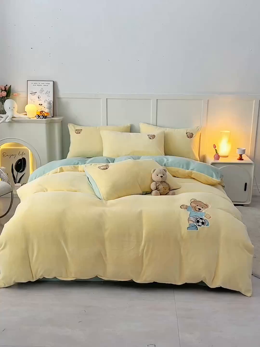 91家纺网 家纺一手货源 找家纺 牵依 2025新款高克重绣花牛奶绒四件套 足球小熊-奶油黄