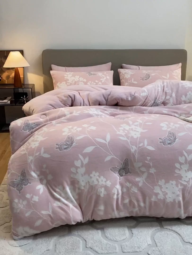 91家纺网 家纺一手货源 找家纺 换种生活 2025新款A类立体雕花绒冬被被子被芯 蝶舞花漾-浅粉色