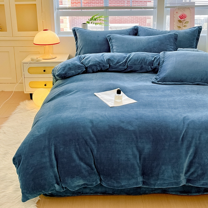 91家纺网 家纺一手货源 找家纺 富馨莱 2025新款牛奶绒纯色双拼四件套 宝石蓝