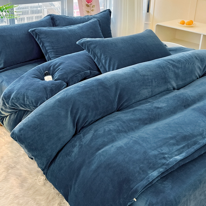 91家纺网 家纺一手货源 找家纺 富馨莱 2025新款牛奶绒纯色双拼四件套 宝石蓝