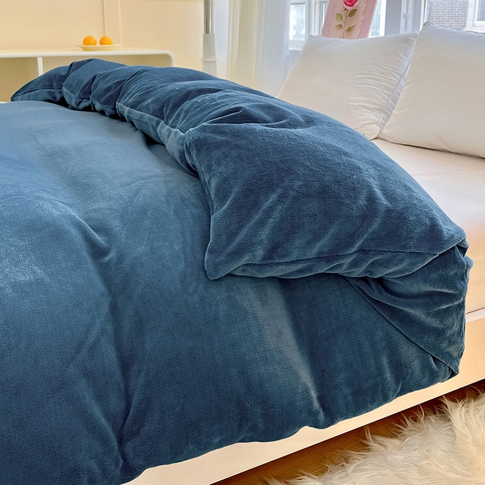 91家纺网 家纺一手货源 找家纺 富馨莱 2025新款牛奶绒纯色双拼四件套 宝石蓝