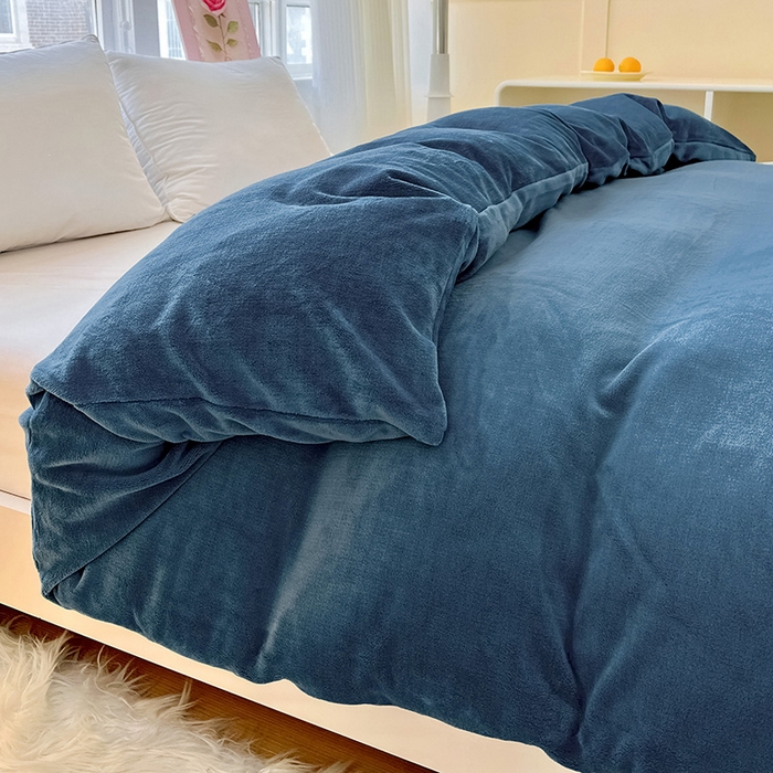 91家纺网 家纺一手货源 找家纺 富馨莱 2025新款牛奶绒纯色双拼四件套 宝石蓝