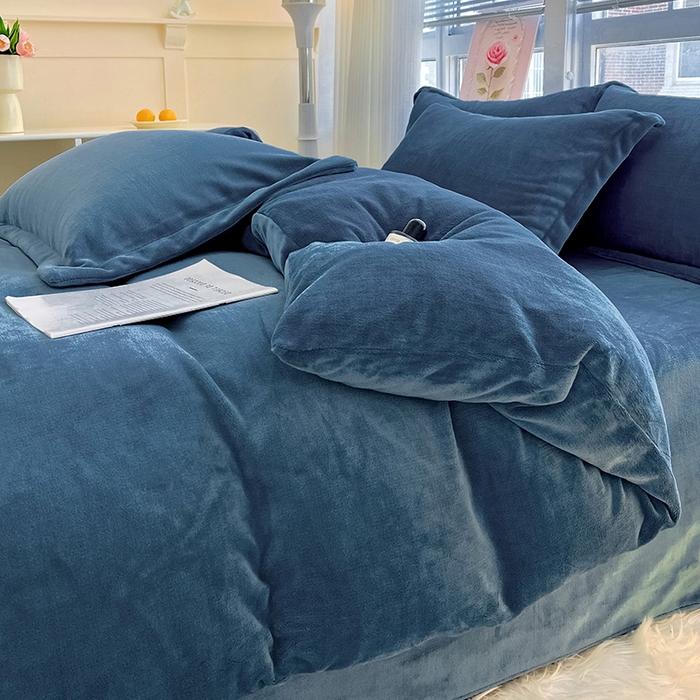 91家纺网 家纺一手货源 找家纺 富馨莱 2025新款牛奶绒纯色双拼四件套 宝石蓝